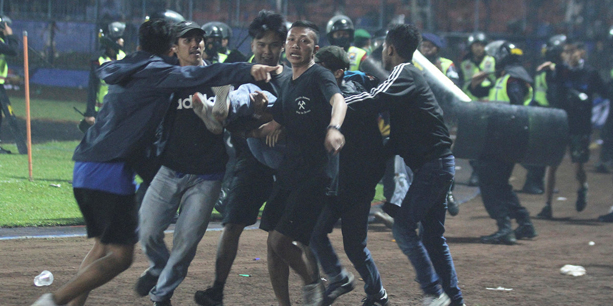 Более 120 человек погибло после футбольного матча чемпионата Индонезии