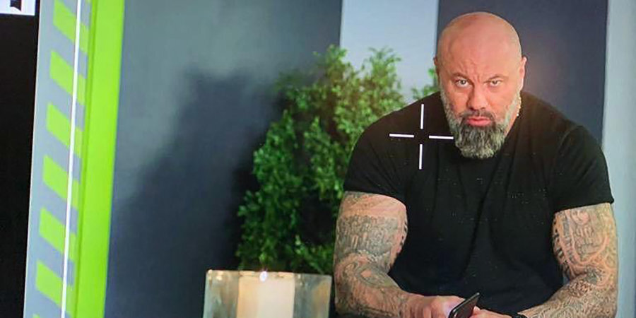 У самой известной футболистки России очень колоритный отец: весь в татуировках, снимается в сериале, ведет блог