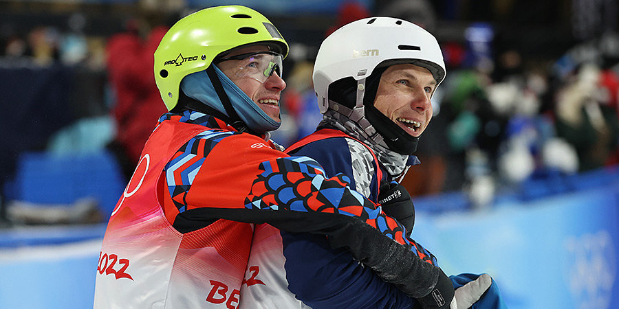 Российский фристайлист Буров и украинец Абраменко обнялись после завоевания медалей в лыжной акробатике на ОИ