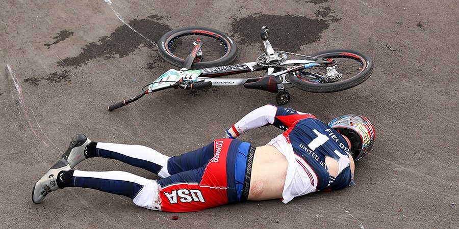 Велогонщик Филдс избежал травм головного мозга после падения в полуфинале Игр