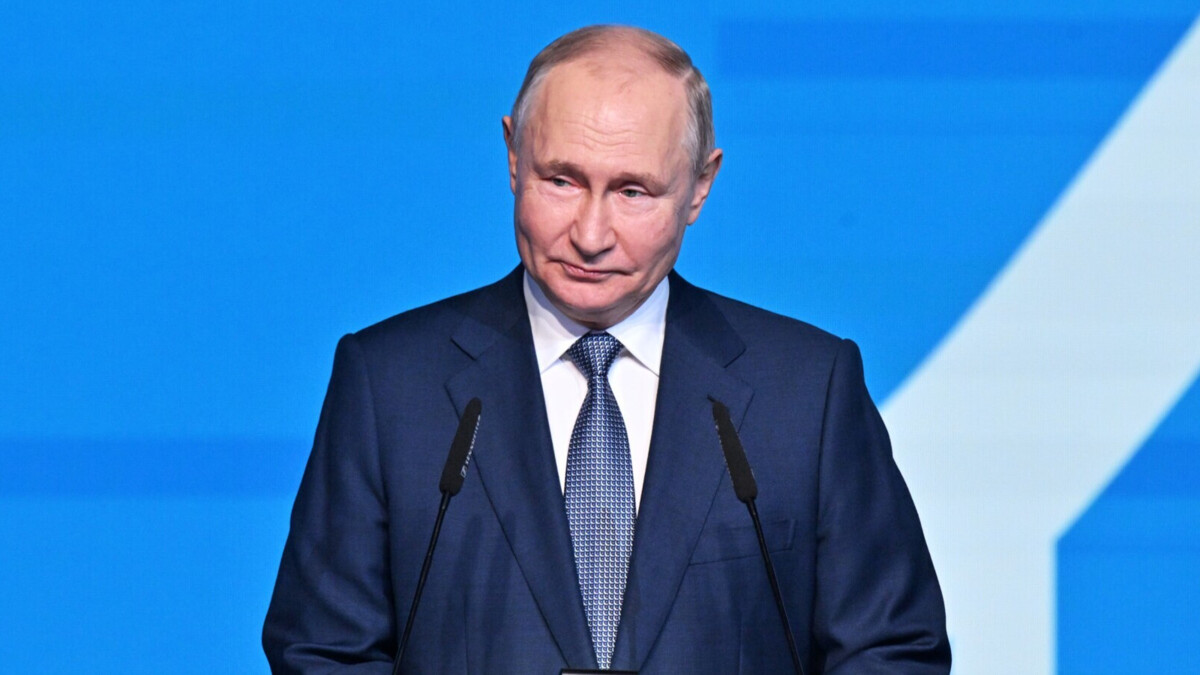 Путин поручил представить предложения о проведении спортивных парадов на Красной площади
