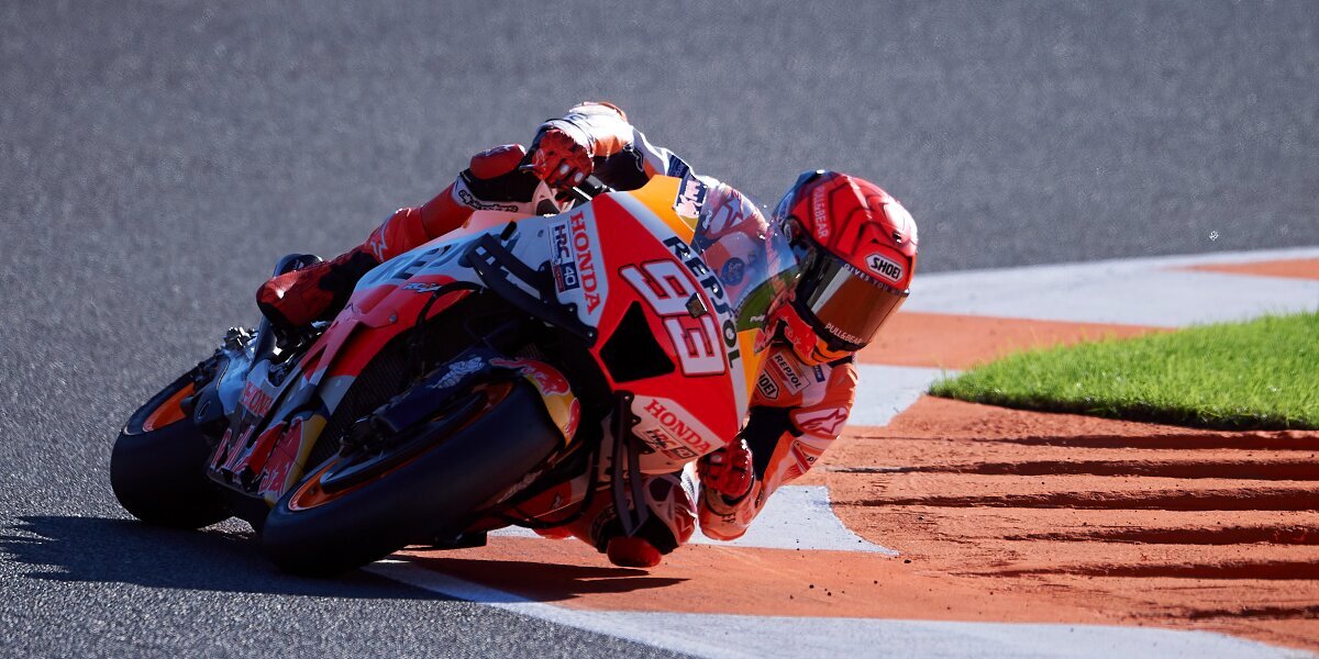 Шестикратный чемпион MotoGP Маркес упал пятый раз за гоночный уик-энд и сломал палец руки
