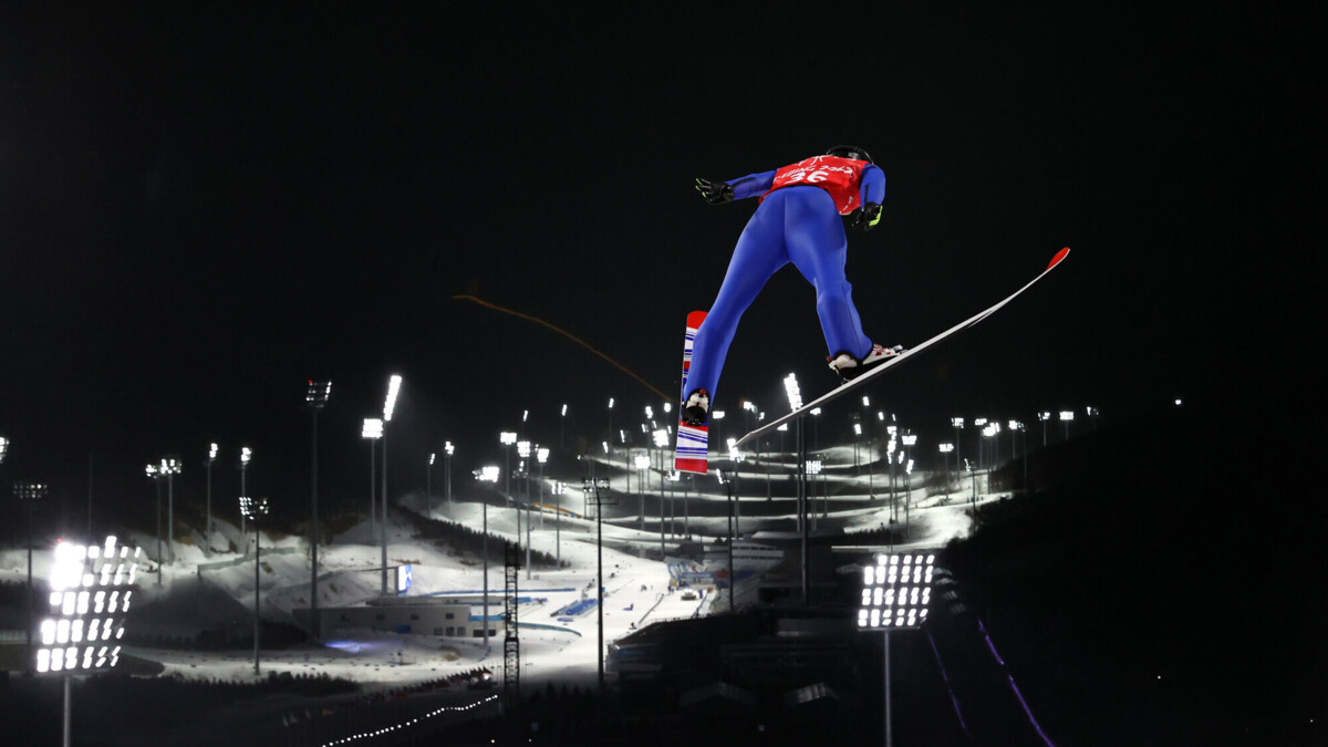 Россиянин Садреев завоевал золото на международном турнире по прыжкам на лыжах с трамплина в Нижнем Тагиле