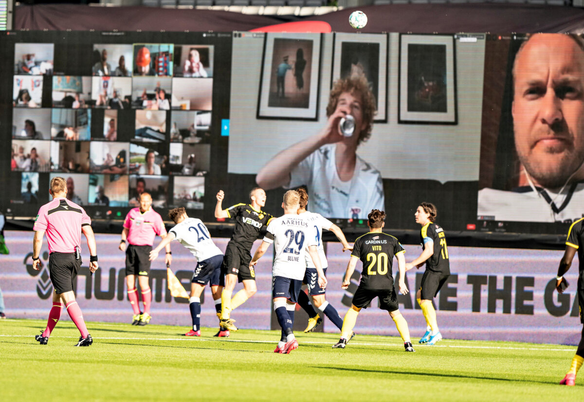 Болельщики «Орхуса» поддержали команду с трибун стадиона благодаря онлайн-конференции на большом экране