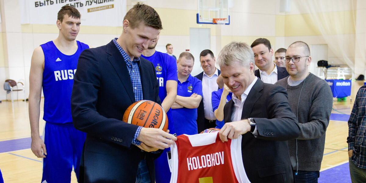Министр спорта меняет фехтование на баскетбол, а президент РФБ подает ему мячи. Мощное видео и цитаты