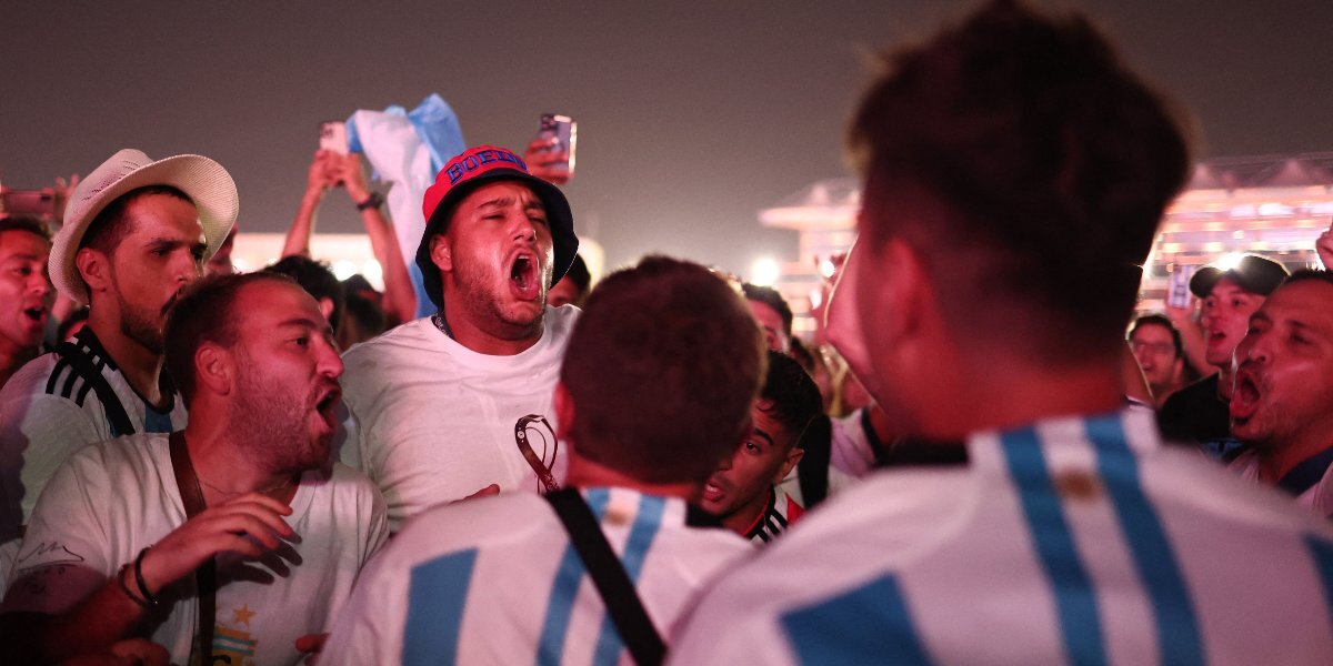 Фанаты сборной Аргентины устроили танцы и вспомнили Марадону на открытии фан-зоны ЧМ-2022