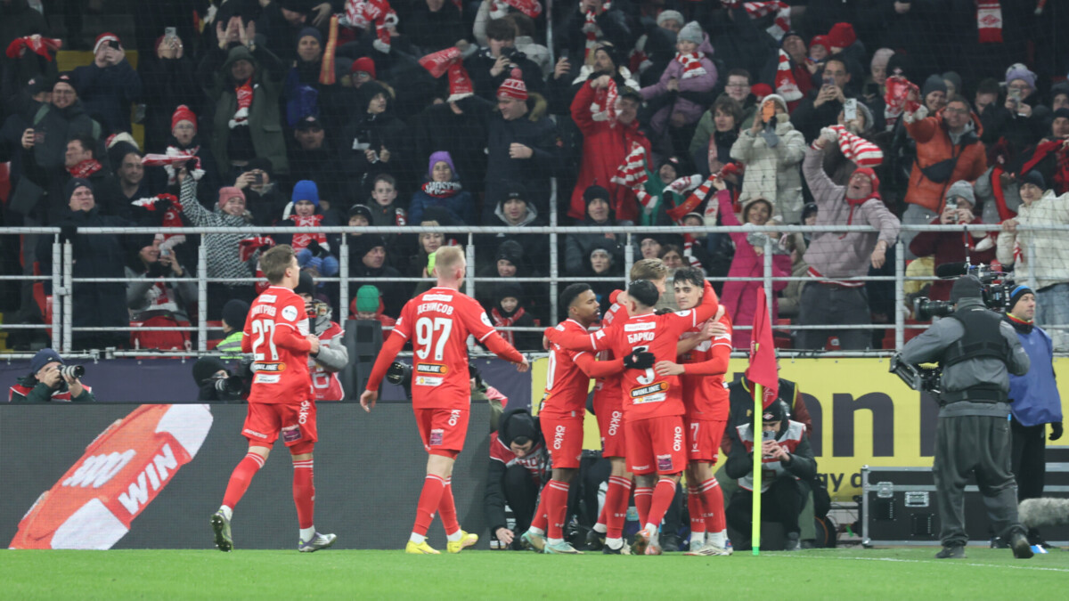 «Спартак» обыгрывает «Динамо» после первого тайма матча РПЛ