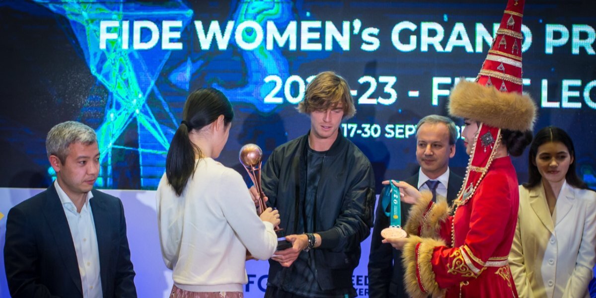 Теннисист Рублев наградил российских шахматисток Лагно и Горячкину по итогам этапа Гран-при FIDE в Астане