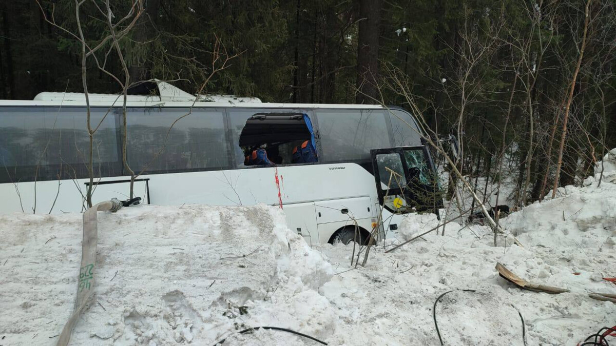 Автобус с детской хоккейной командой попал в аварию в Свердловской области,  погиб тренер