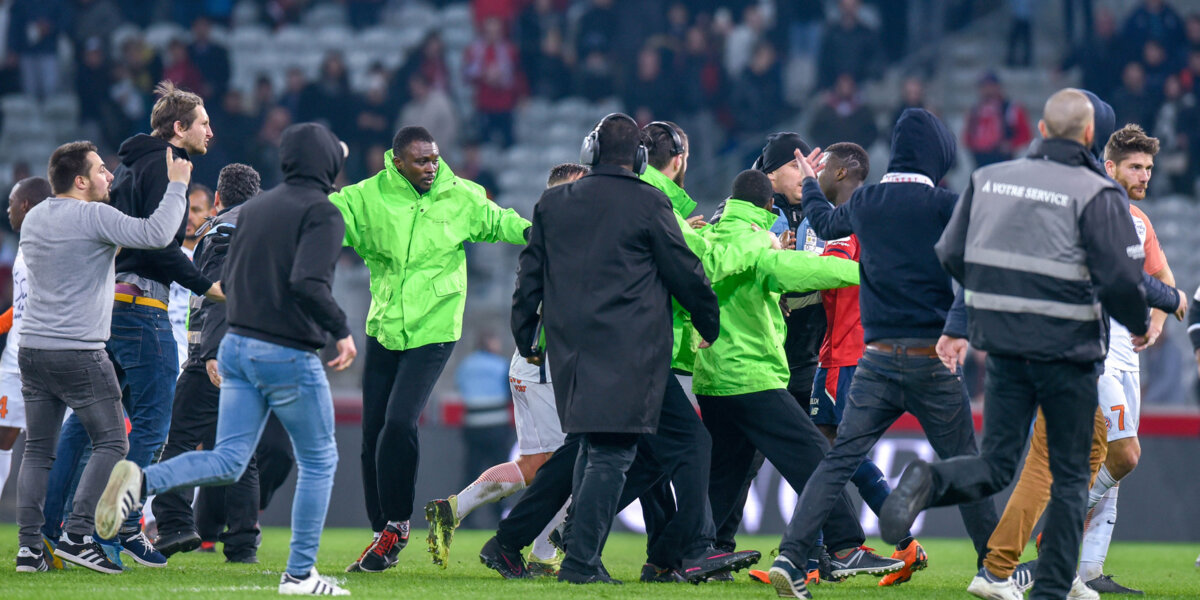 Болельщики «Севильи» упали на газон во время матча