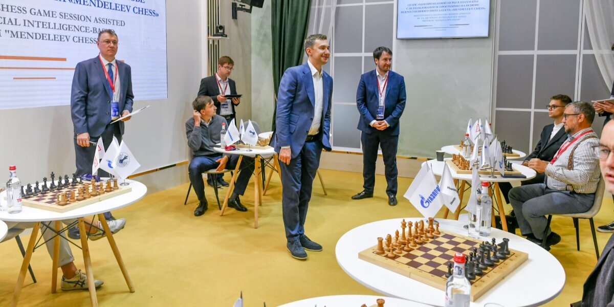 Карякин и Раджабов на ПМЭФ провели сеанс игры в шахматы с использованием программы Mendeleev Chess
