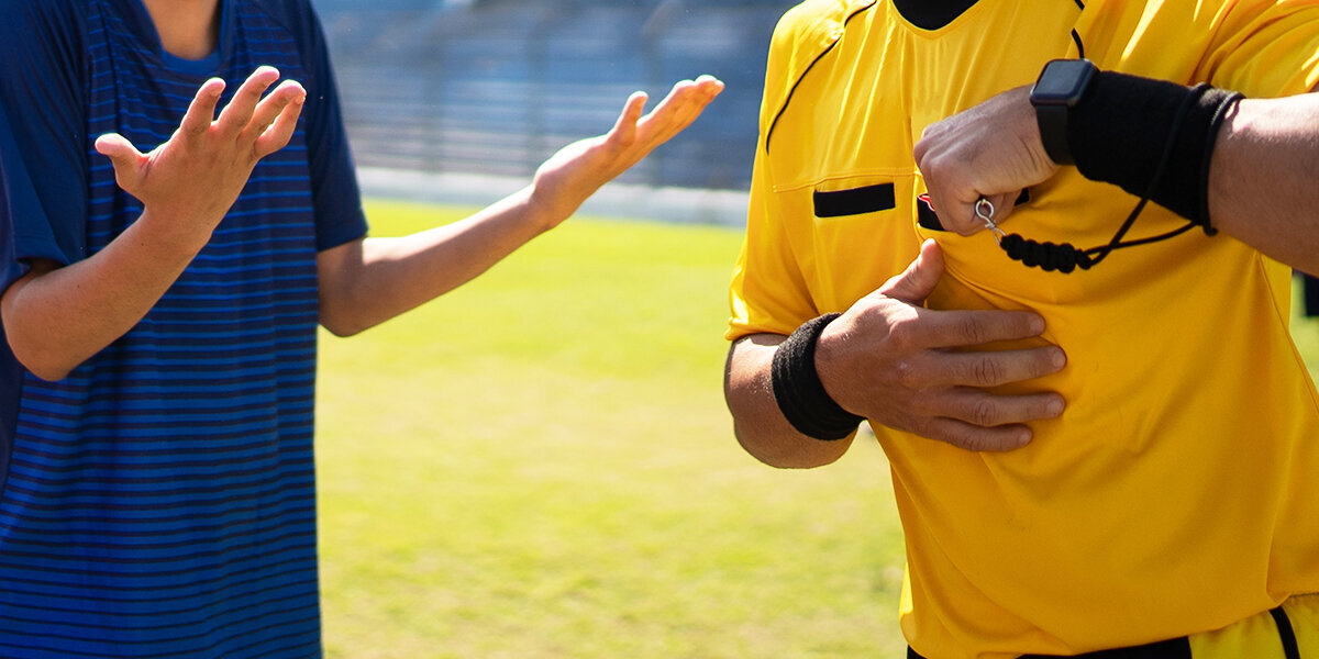 IFAB намерен ввести в футболе синие карточки, за которые будут удалять с поля на 10 минут — СМИ