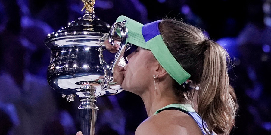 «Последние две недели были лучшими в моей жизни». Кенин плакала после победы на Australian Open и обнималась с Сафиной