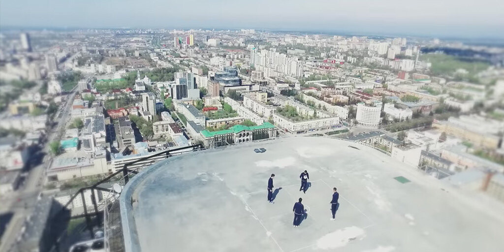 Футболисты «Урала» играют в мяч на крыше небоскреба