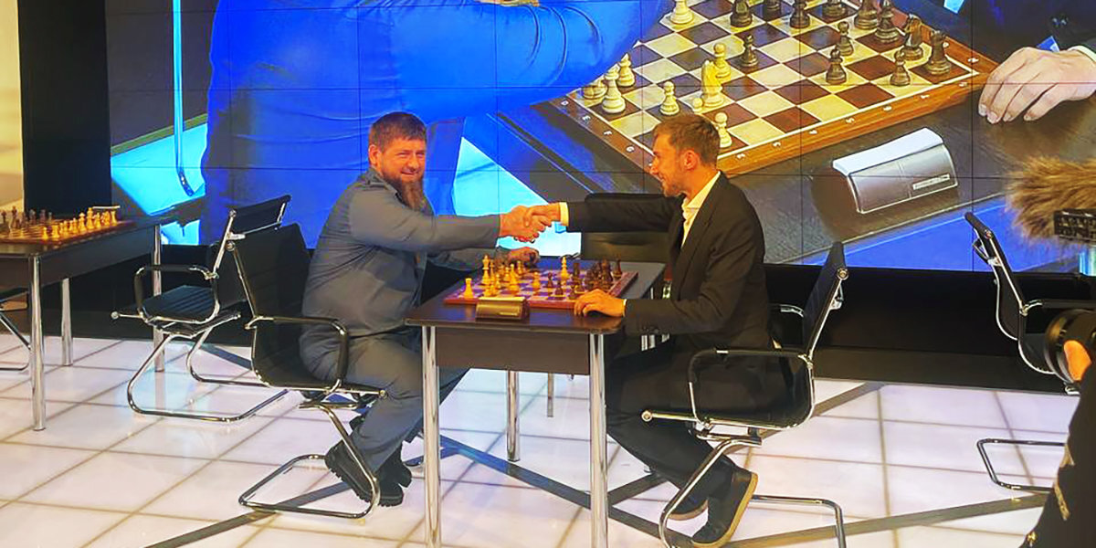 Гроссмейстер Карякин посетил Чечню и сыграл в шахматы с Кадыровым