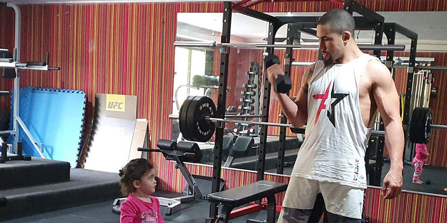 Боец UFC Уиттакер может стать донором костного мозга для дочери