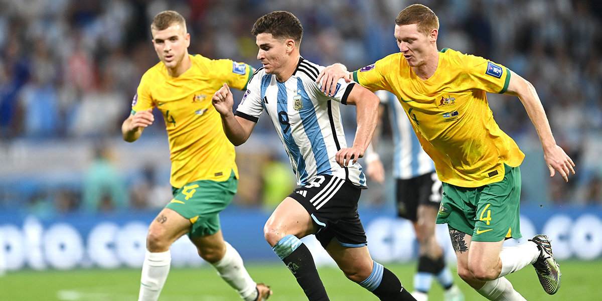 Аргентина — Австралия — 2:0. На 71-й минуте матча 1/8 финала ЧМ австралийцы провели тройную замену, аргентинцы — двойную
