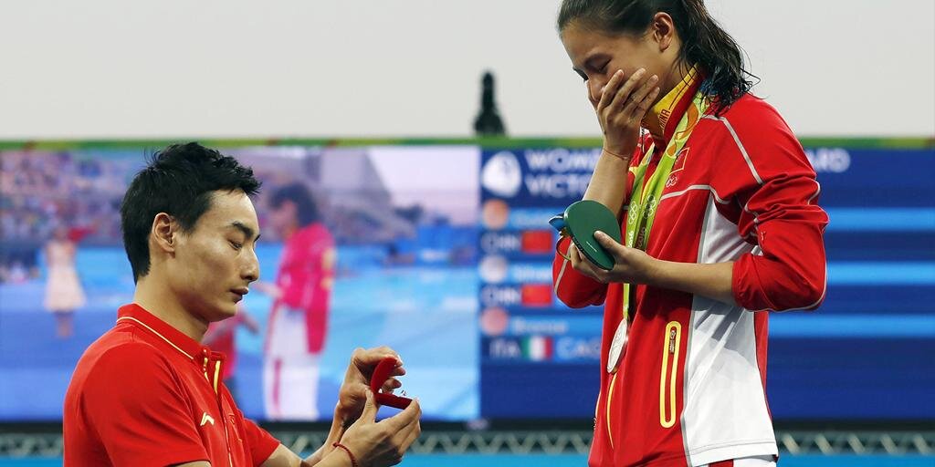 Китайские олимпийцы обручились на церемонии награждения, пловца из США ограбили. Что произошло, пока вы спали