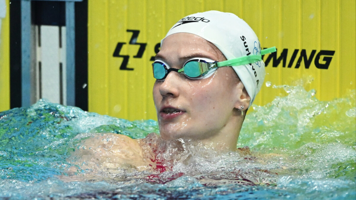 Суркова выиграла чемпионат России по плаванию на дистанции 100 м баттерфляем