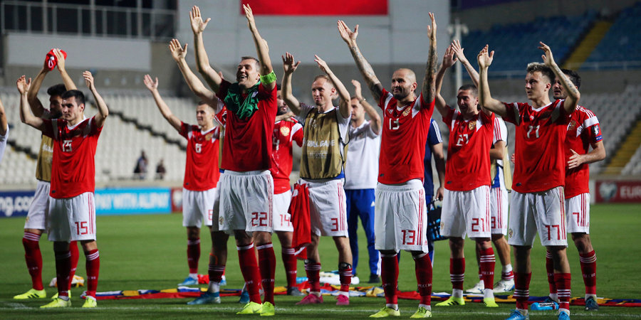 «Мы играем за вас!» Футболисты сборной России поблагодарили болельщиков после матча