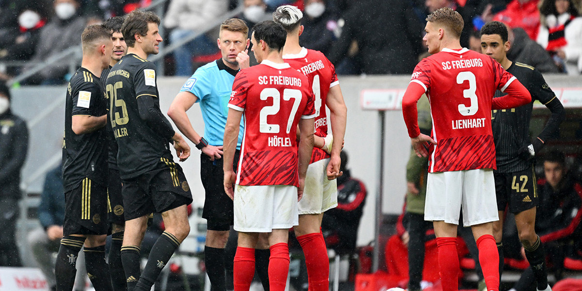 Встреча «Фрайбург» — «Бавария» была приостановлена на несколько минут из-за 12 игроков мюнхенцев на поле