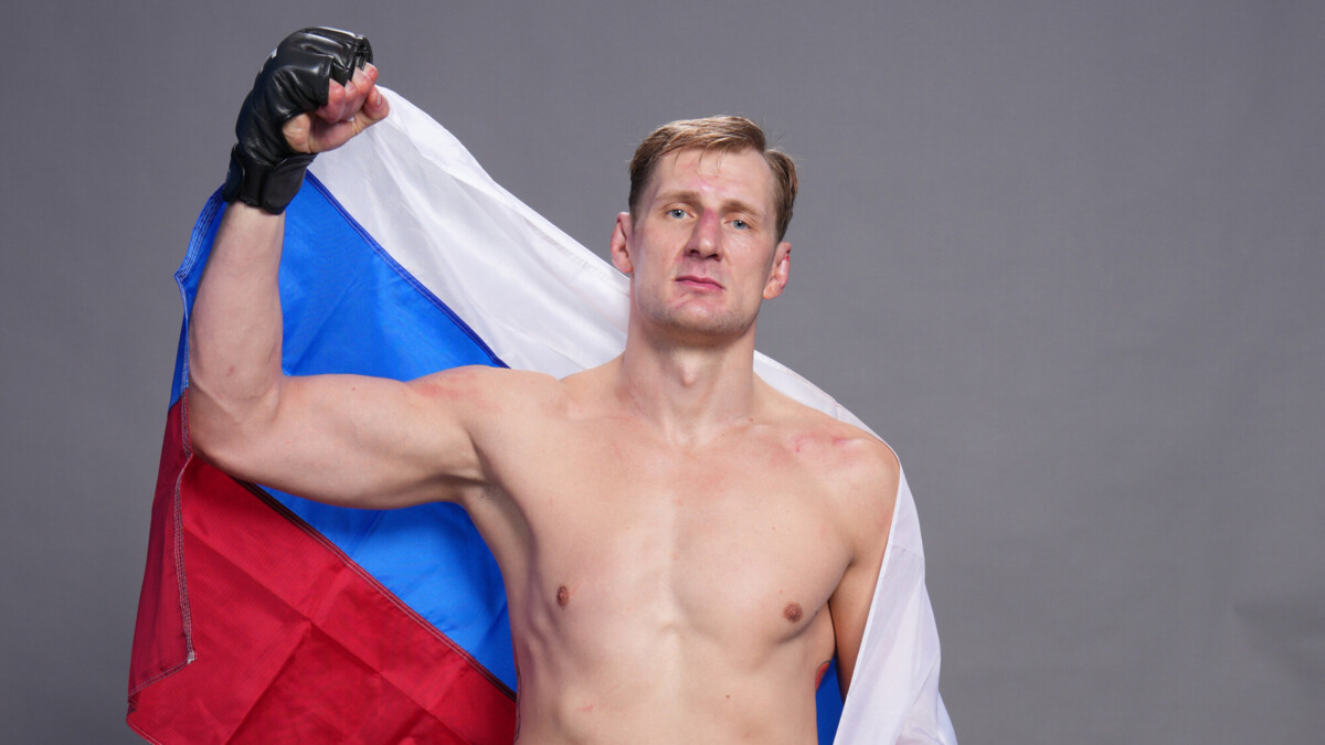 «Не так много мест, где спортсменам можно поднять российский флаг» — боец UFC Волков о выходе на бой с триколором
