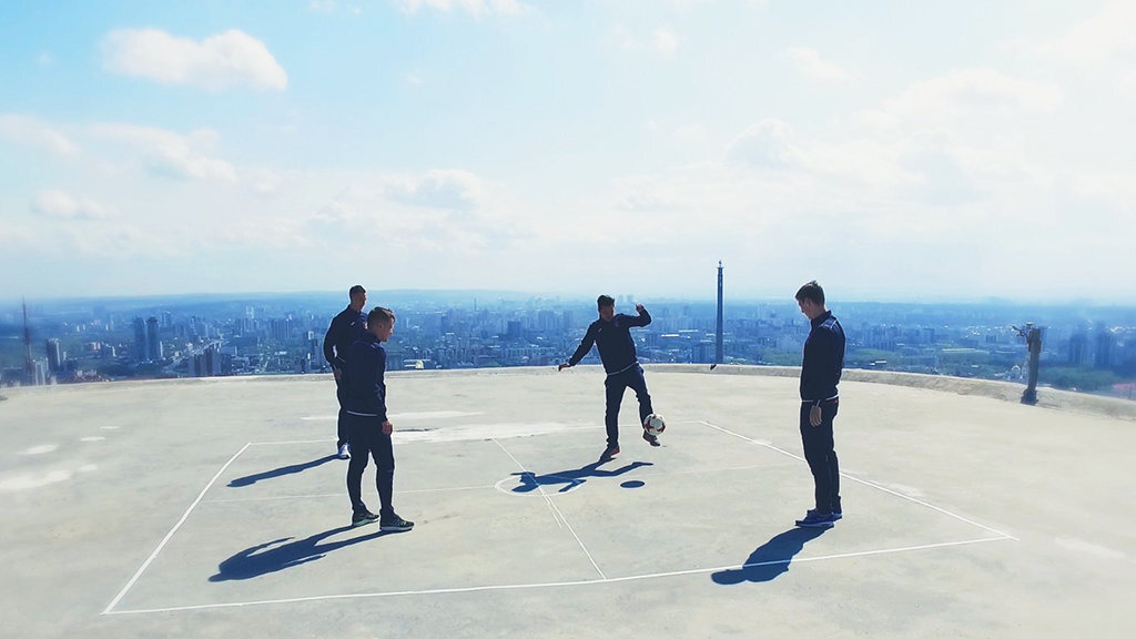Футболисты «Урала» поиграли в мяч на крыше небоскреба