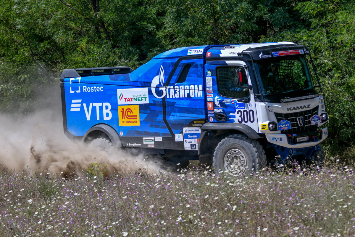 Экипаж Сотникова победил на шестом этапе «Шелкового пути» в зачете грузовиков