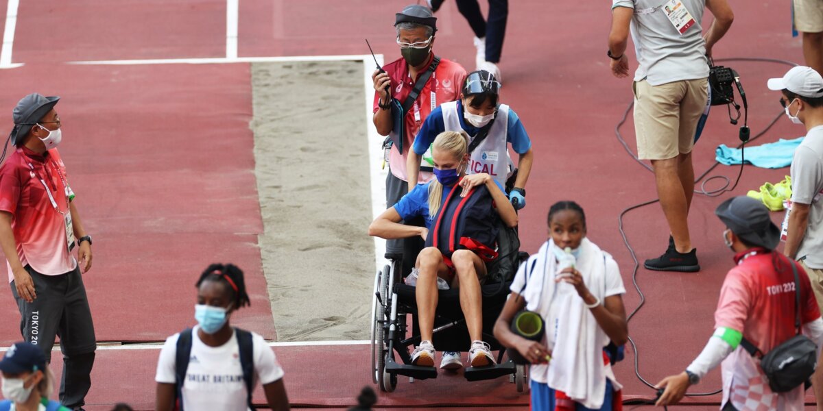 Клишина из-за травмы завершила борьбу в соревнованиях по прыжкам в длину. Ее увезли на инвалидной коляске (фото + видео)