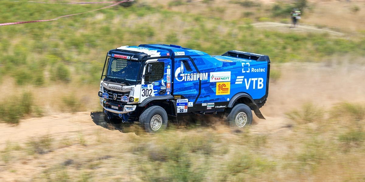 Экипаж Николаева выиграл стартовый этап «Шелкового пути» на грузовиках, Мазепин был последним в зачете мотовездеходов