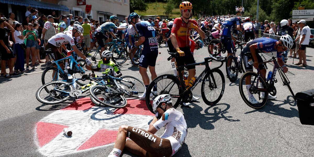 Болельщик, делая селфи, спровоцировал массовый завал на 15‑м этапе «Тур де Франс»