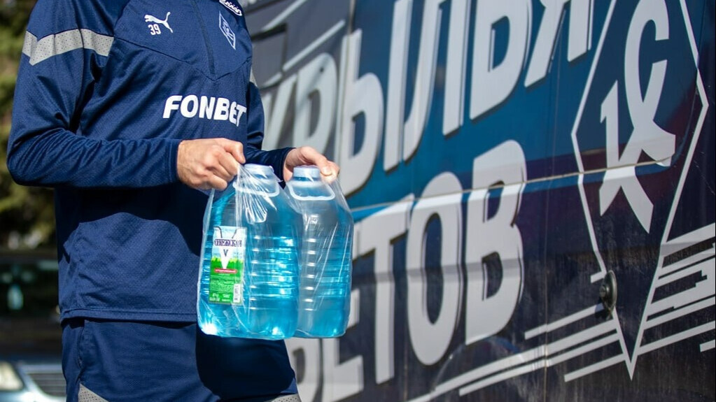 Футболисты «Крыльев Советов» приняли участие в сборе питьевой воды для жителей пострадавшего от наводнения Орска