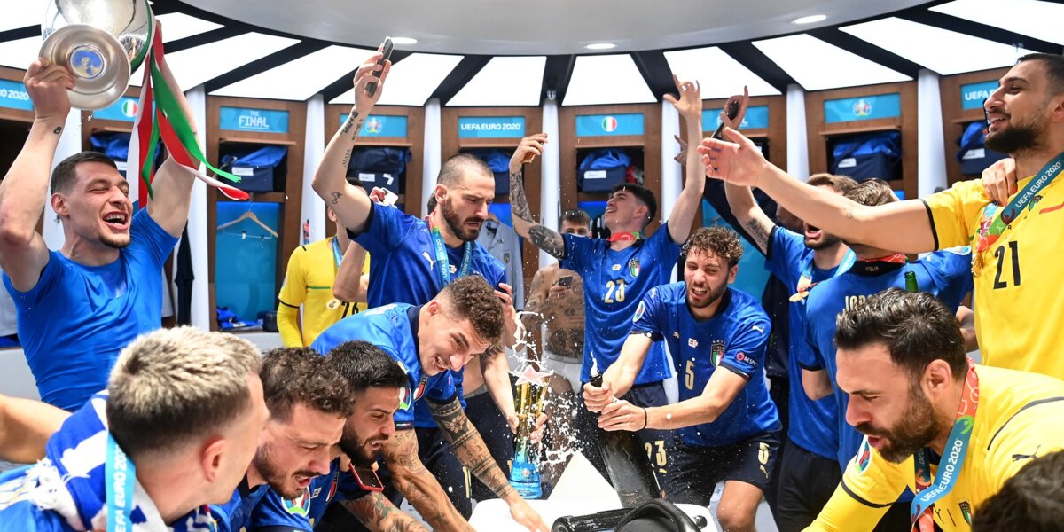 Празднование Де Росси на столе, Бонуччи и Кьеллини с кубком в постели. Первая ночь сборной Италии после победы на Евро