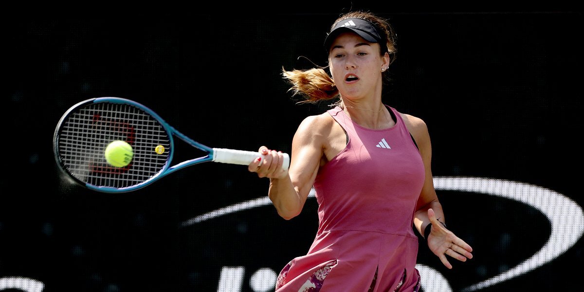 Российская теннисистка Калинская проиграла белоруске Азаренко во втором круге турнира в Брисбене