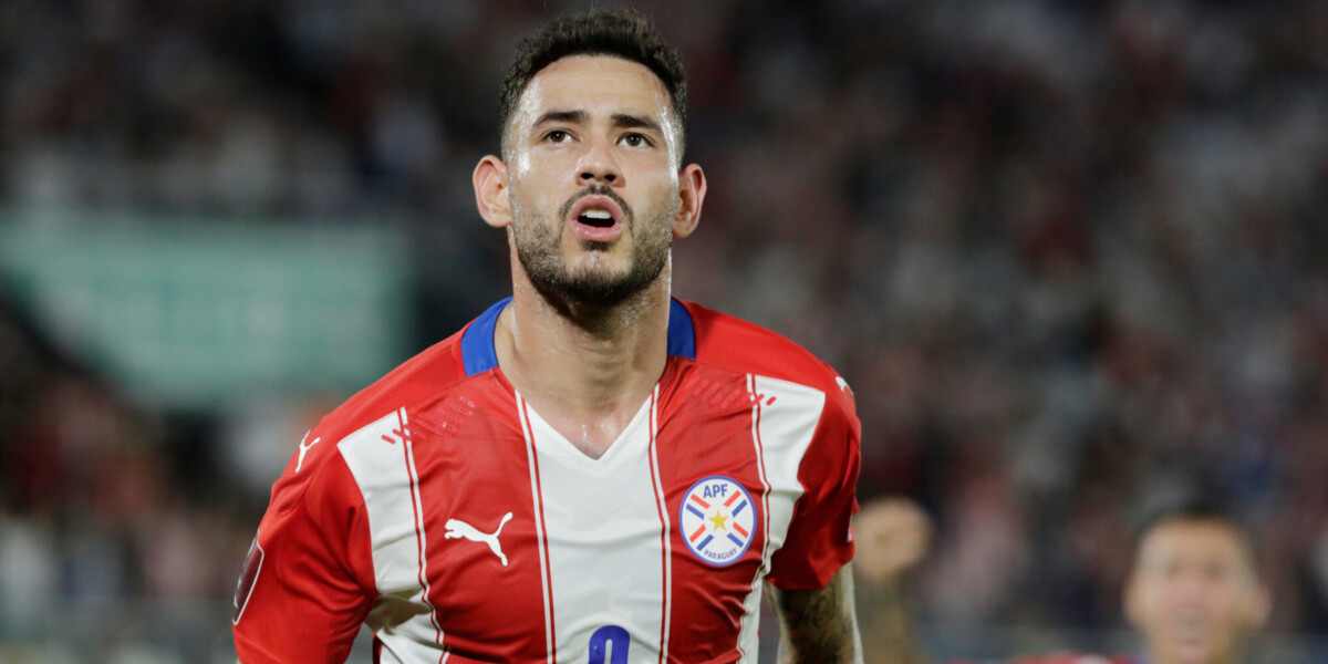 Парагвайский футболист плюнул в Месси во время матча отбора на ЧМ‑2026