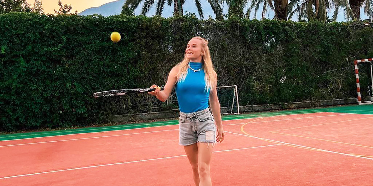Гимнастка Мельникова попробовала свои силы в большом теннисе