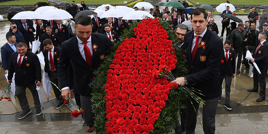 «Мы отдаем дань памяти людям, которые воевали за нашу страну». Сборная России возложила цветы к мемориалу советским воинам в Братиславе