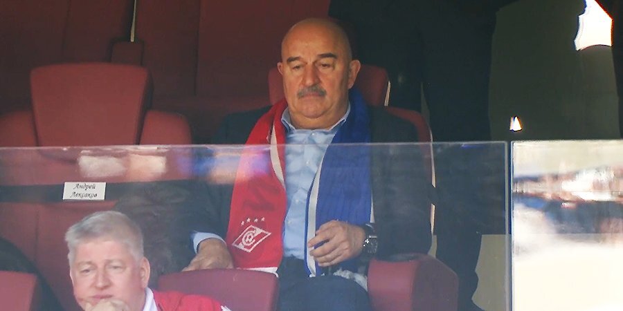 Черчесов наблюдает за финалом Кубка России в двойном шарфе «Спартака» и «Динамо»