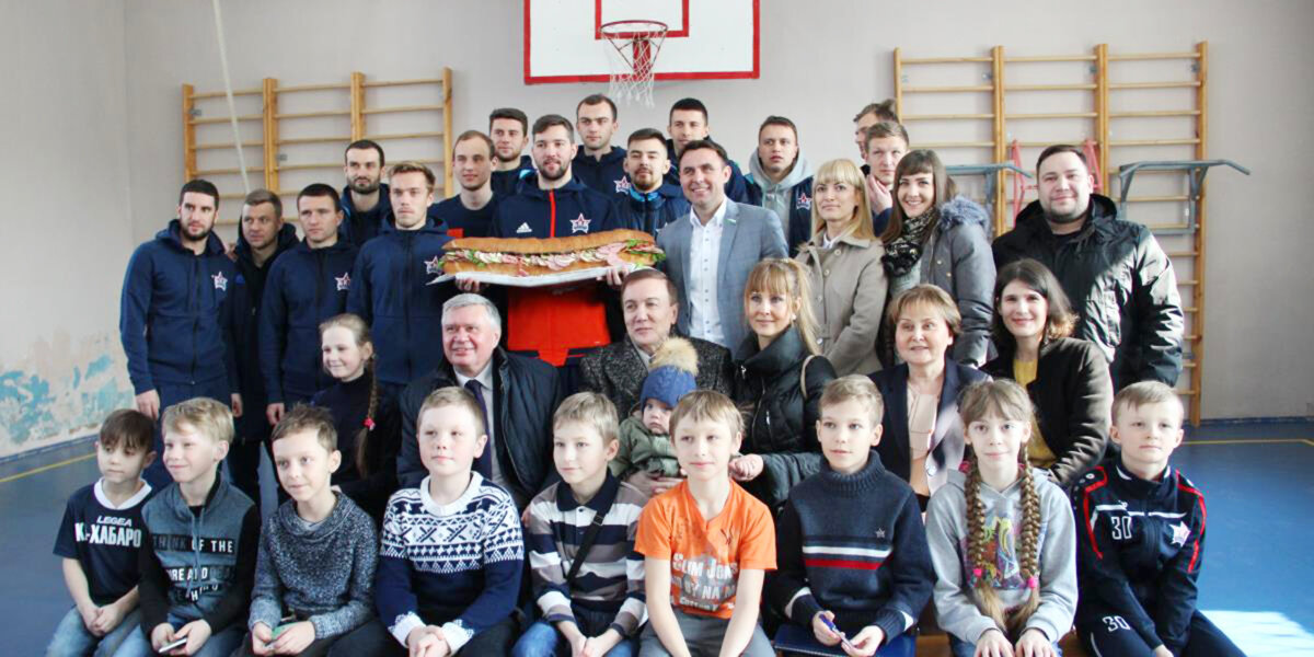 Футболисты клуба РФПЛ получили метровый бутерброд за участие в выборах президента РФ