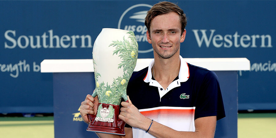 Медведев впервые в карьере выиграл турнир серии «Мастерс» и вошел в топ-5 ATP