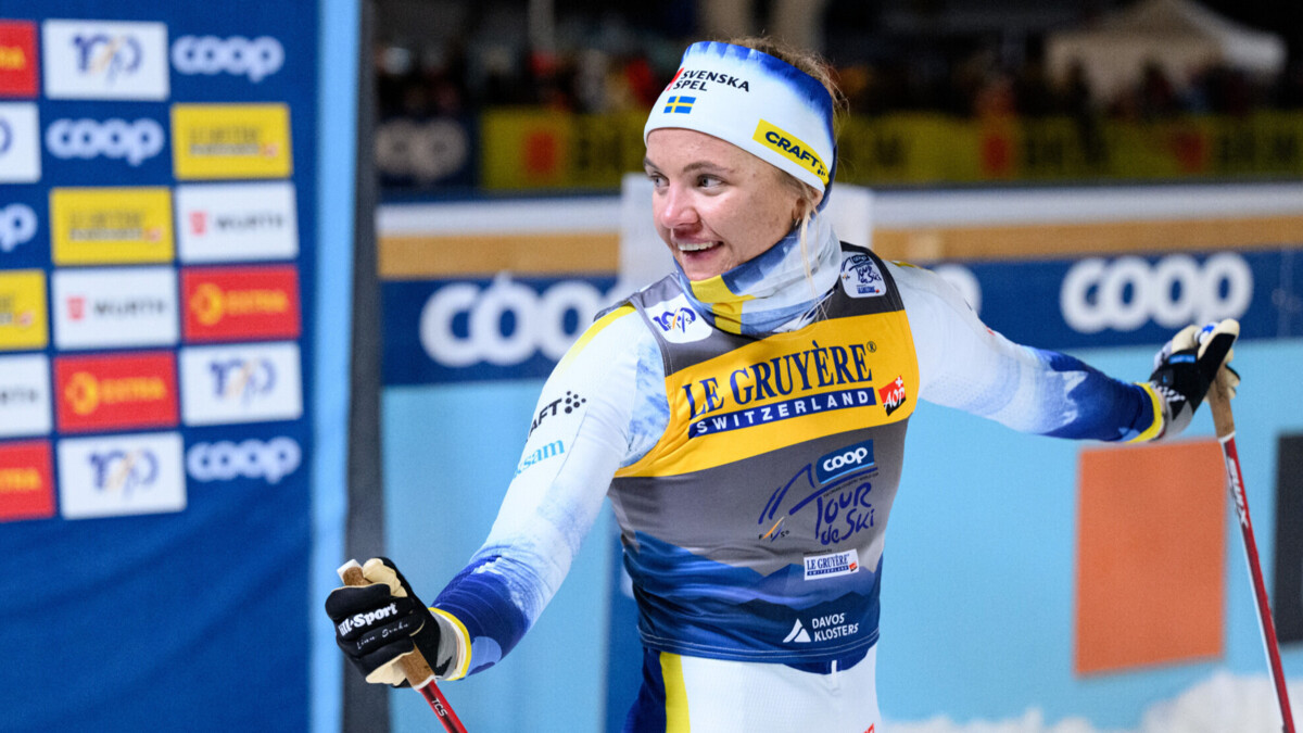 Шведская лыжница Сван победила в масс‑старте на этапе «Тур де Ски»