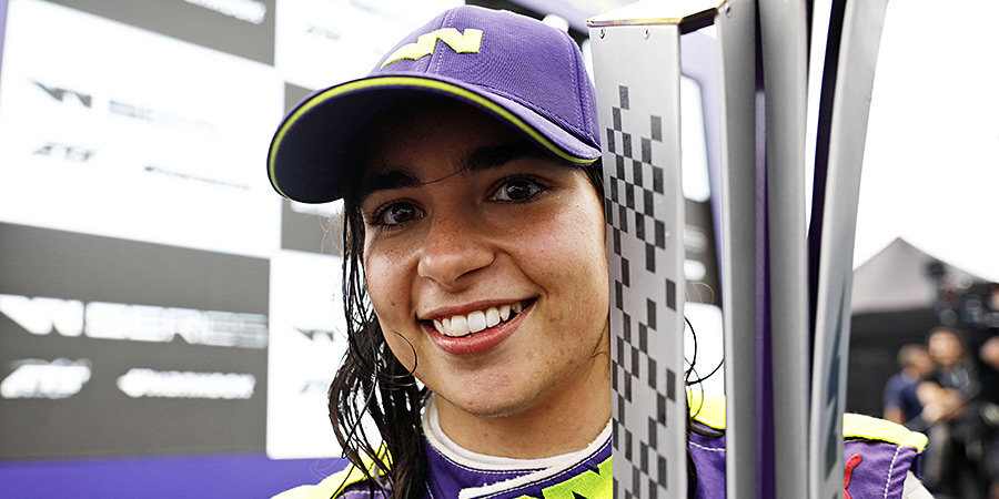 Девушка-пилот хочет попасть в «Формулу-1» к 2024 году. Она уже стала чемпионкой W Series и пилотом по развитию «Уильямса»