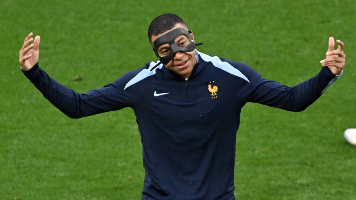 Мбаппе вышел на разминку перед матчем со сборной Нидерландов в черной защитной маске