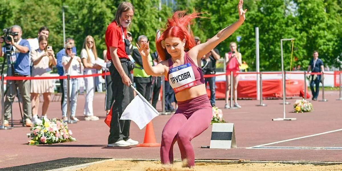 Трусова выступила в прыжках в длину на Неделе легкой атлетики. Видео