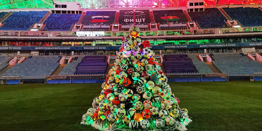 На стадионе «Фишт» установили елку, украшенную футбольными мячами