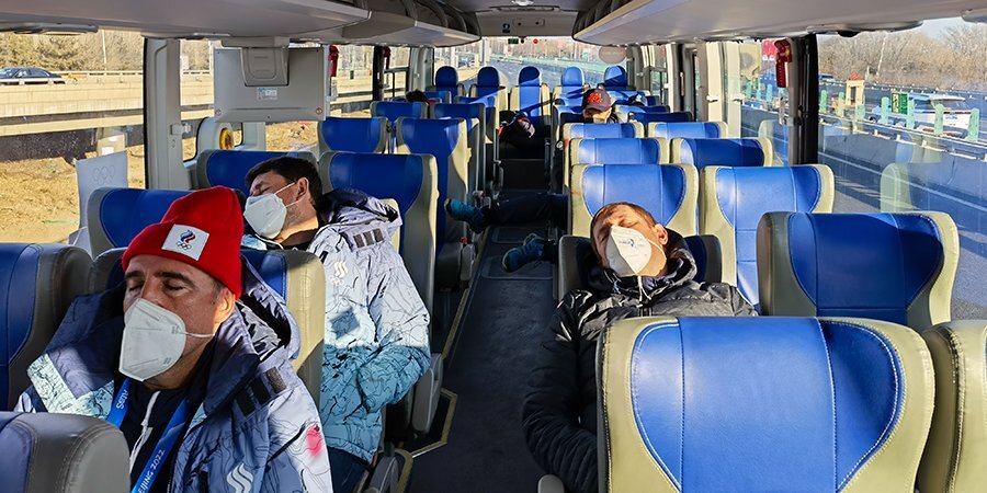 Члены сборной России по биатлону отправились в отель после прибытия в Пекин, дорога займет около трех часов
