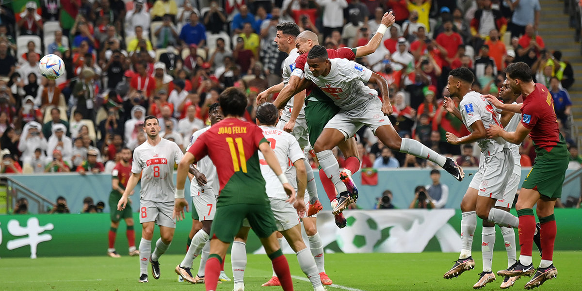 Португалия обыгрывает Швейцарию после первого тайма матча 1/8 финала ЧМ-2022, забили Рамуш и Пепе