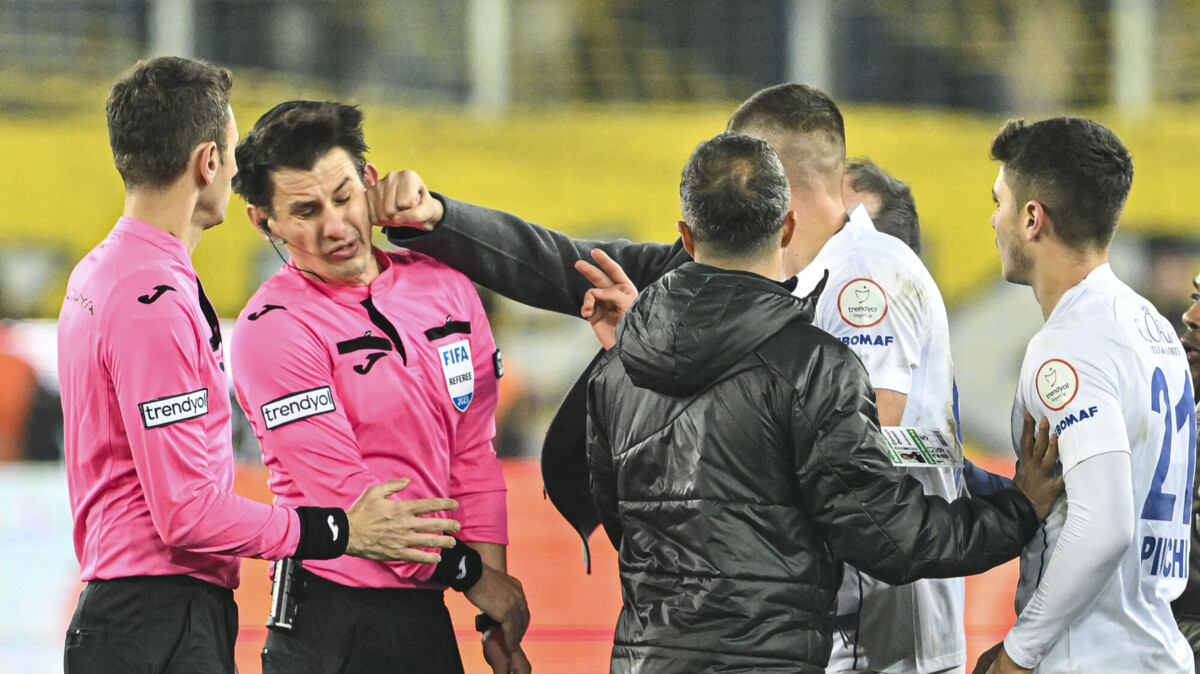 Президент «Анкарагюджю» ударил по лицу арбитра после матча чемпионата Турции с «Ризеспором»