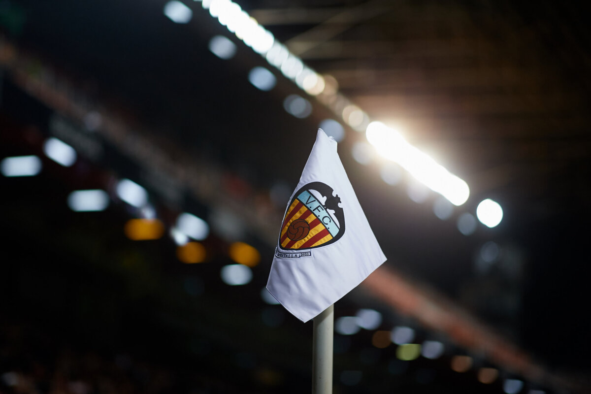 RFEF закрыла фанатскую трибуну на стадионе «Валенсии» на 5 матчей после расистского скандала с Винисиусом, клуб обжалует решение