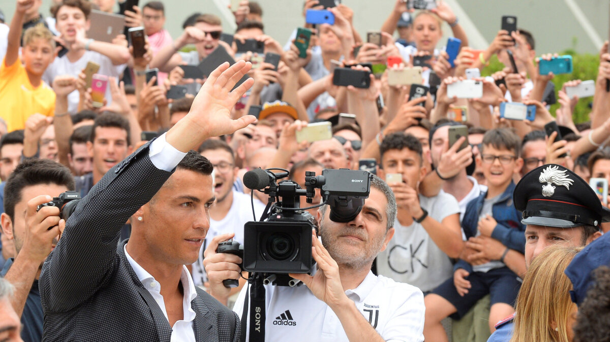 Роналду прошел обряд посвящения в «Ювентусе», исполнив песню перед партнерами по команде